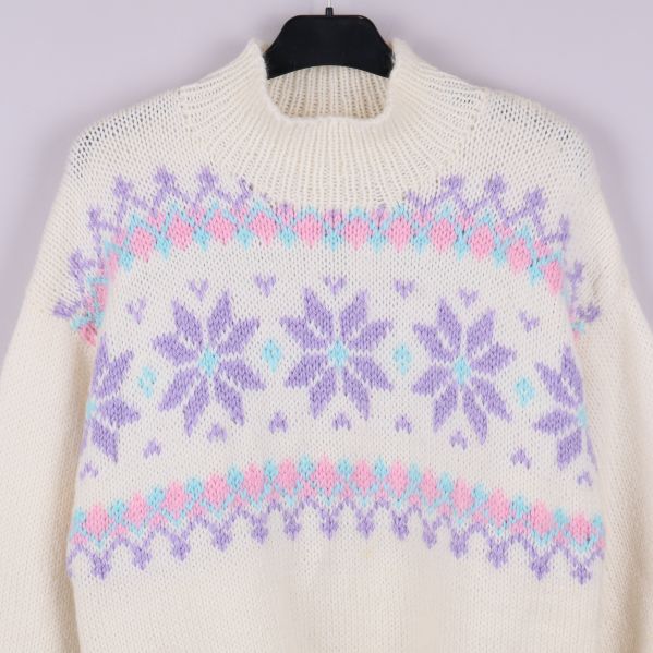 Närbild av hals och axelparti på stickad tröja