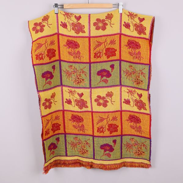 Flerfärgad halsduk i rött med blommigt och rutigt mönster