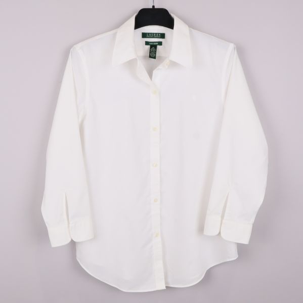 Helbild av vit långärmad skjorta med krage och knappar