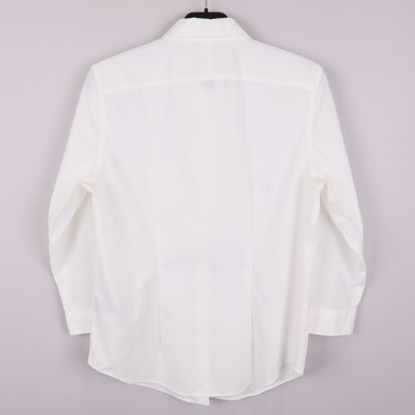 Baksida av vit långärmad skjorta med rakt snitt
