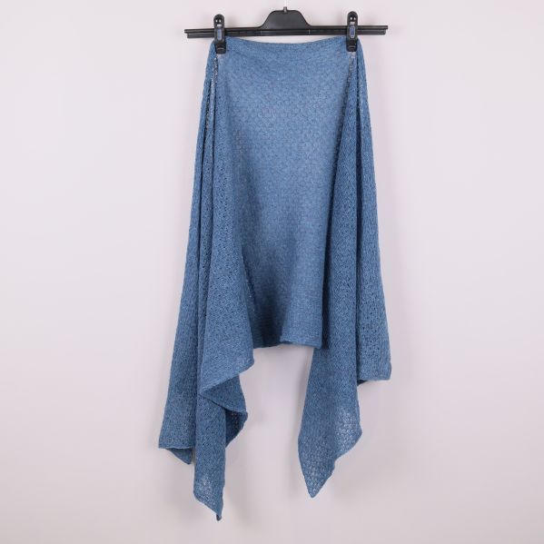 Blå stickad halsduk upphängd med avslappnat fall