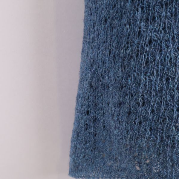 Detaljbild på blå stickad halsdukens struktur