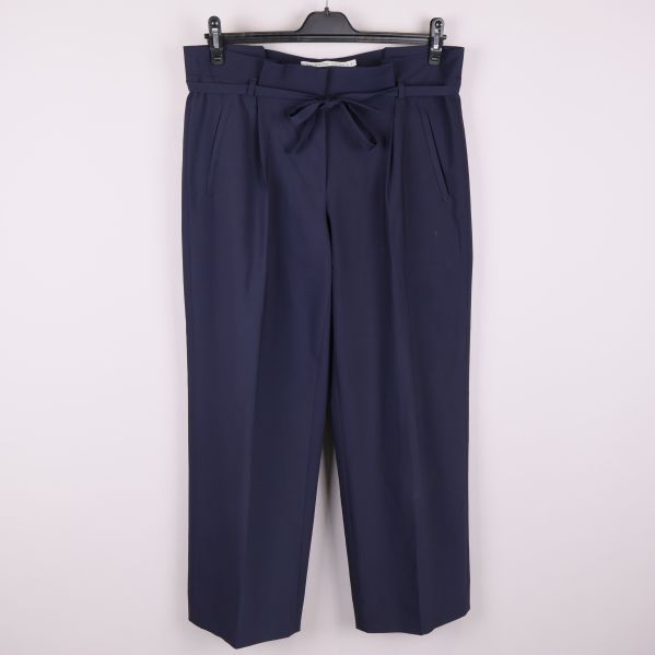 Mörkblå dressbyxa med knytskärp hängande rakt fram