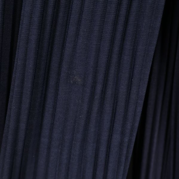 Liten fläck synlig på höger knä av byxdressen