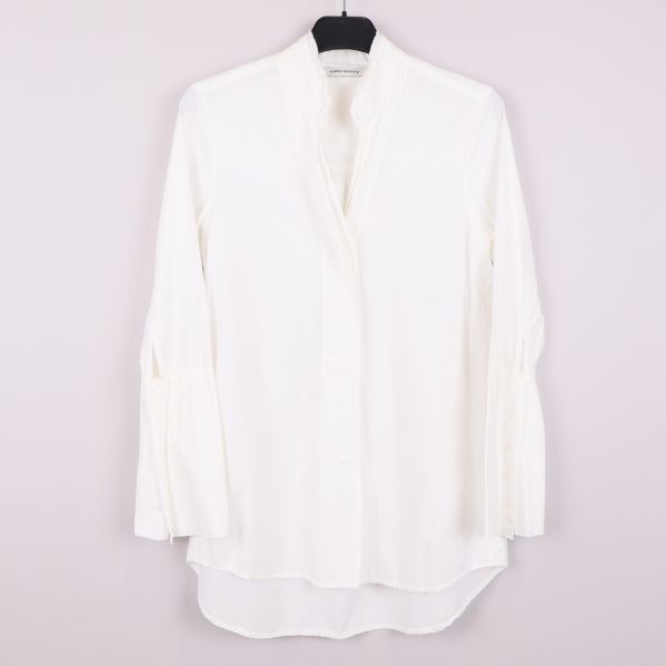 Vit långärmad skjorta med ståkrage och knappar