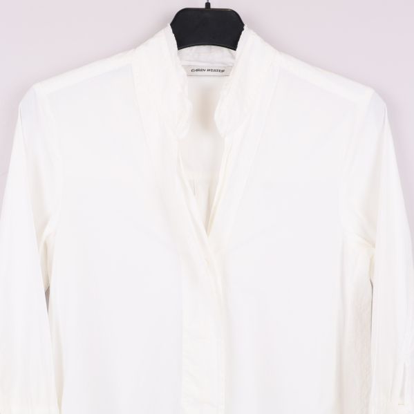 Närbild på skjortans krage och axelparti