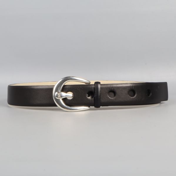 Svart läderbälte med silverfärgat spänne liggande utsträckt