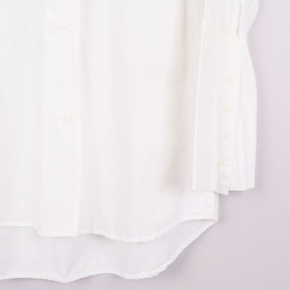 Närbild på skjortans nedre del och ärmslut