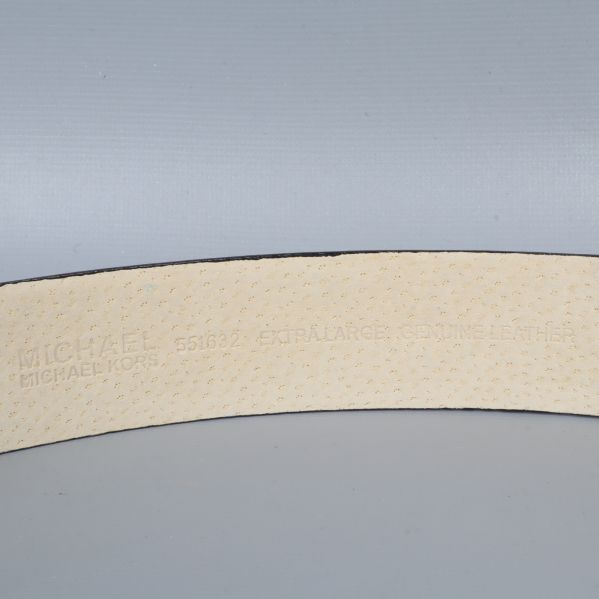 Insidan av bältet med Michael Kors präglat