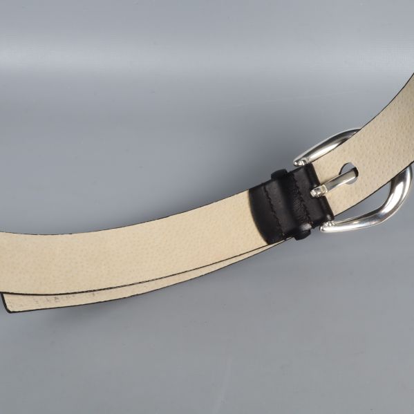 Läderbältets ljusa insida och fäste i närbild