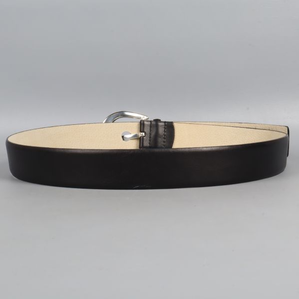 Bältets ovansida i helsvart läder utfläkt