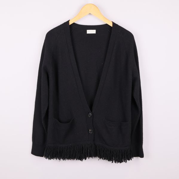 Svart kofta med fransar och två fickor framtill