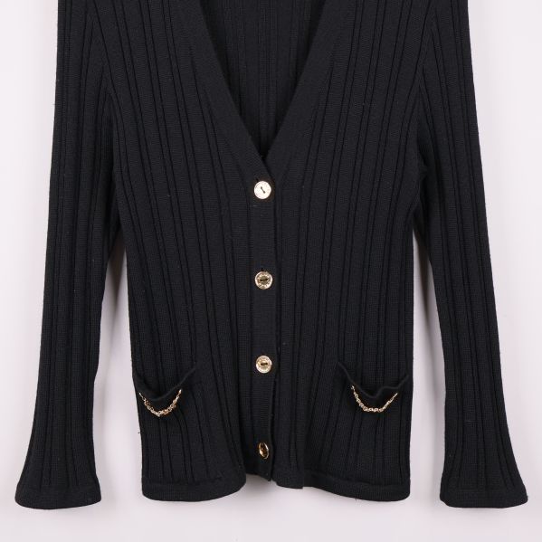 Fickor med guldkedja och nedersta knappar på kofta