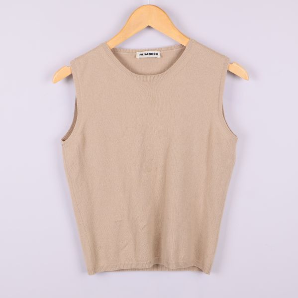 Ärmlös beige stickad topp framifrån