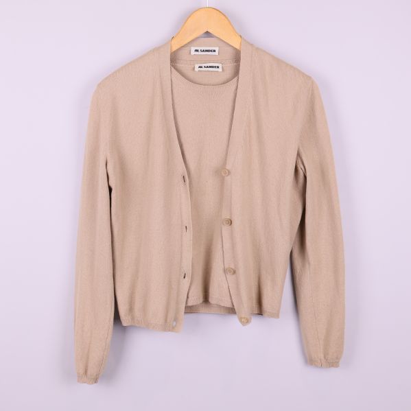 Beige stickad kofta och topp ihop, framtill