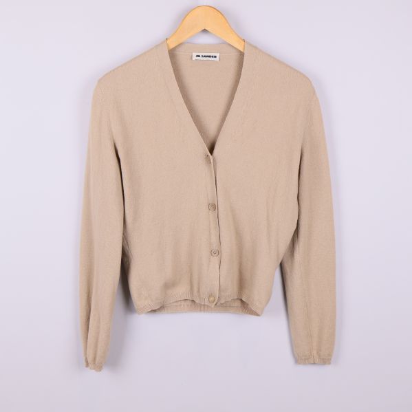 Beige stickad kofta med v-ringning och knappstängning