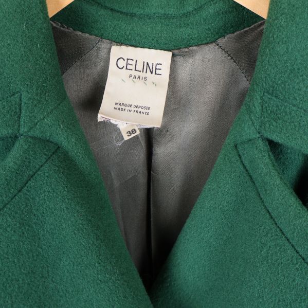 Närbild på Celine-märkesetikett i kappans nacke