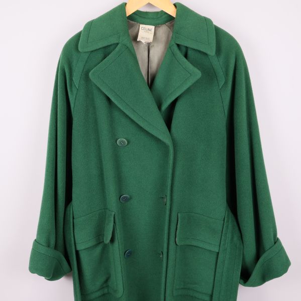 Framsidan av grön kappa med dubbelknäppning och stora fickor