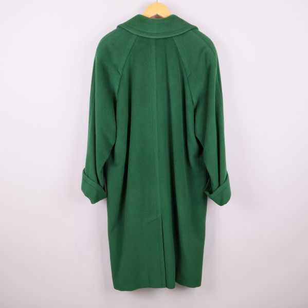 Baksidan av lång grön kappa med klassisk passform