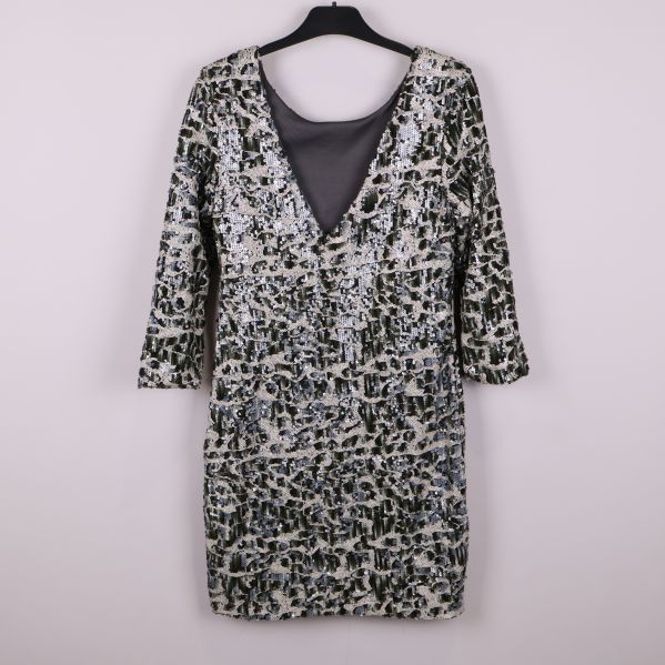 Paljettklänning med djup rygg och trekvarstärmar