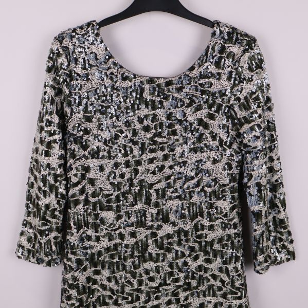 Närbild på överdelen av paljettklänning med mönster