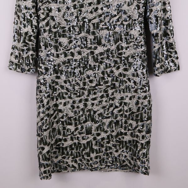 Närbild på nederdel av paljettklänningens mönster