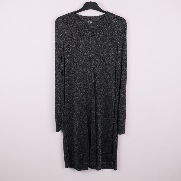 Framsida av svart glittrig långärmad klänning