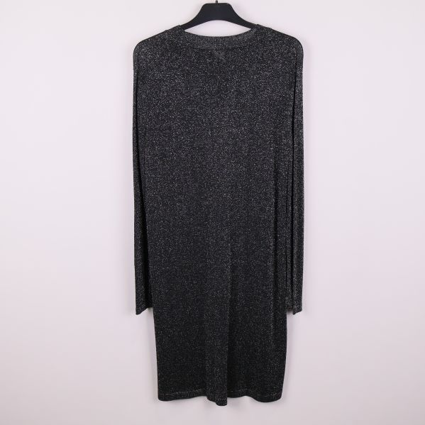 Baksida av svart glittrig långärmad klänning