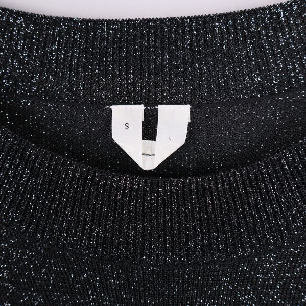 Närbild på halslinning och storlek S