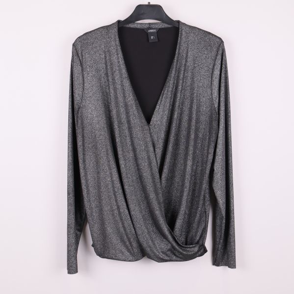 Framsida av glittrig omlottopp med v-ringning