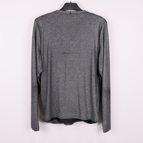 Baksida av topp med glittrig finish och långa ärmar