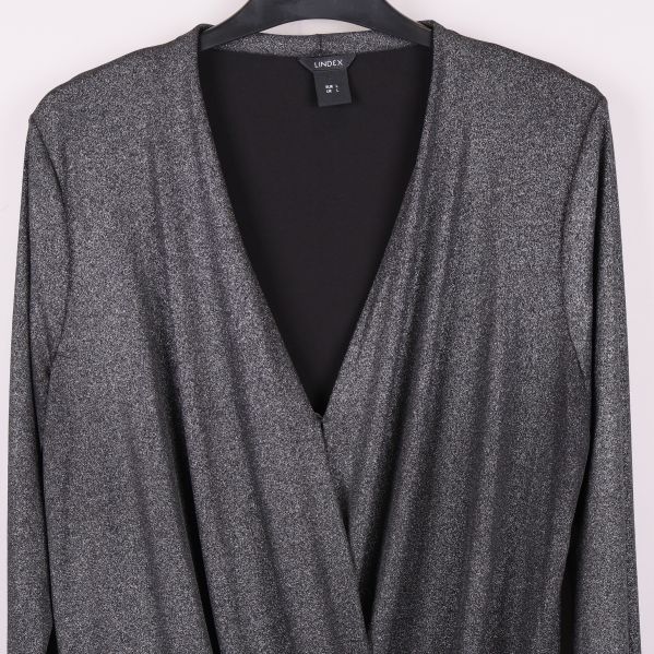 Närbild på v-ringning och glittrig topp