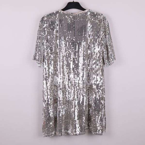 Baksidan av silverfärgad paljett tunika