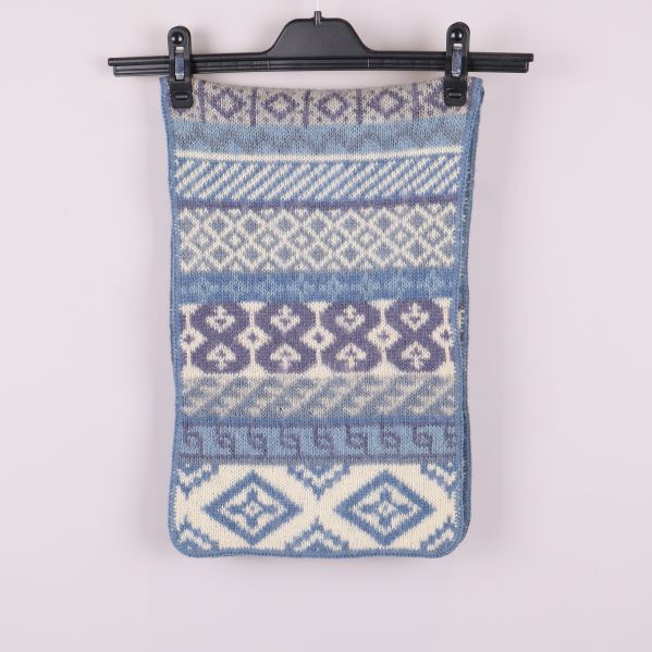 Halsduk i blått och vitt med geometriskt mönster 