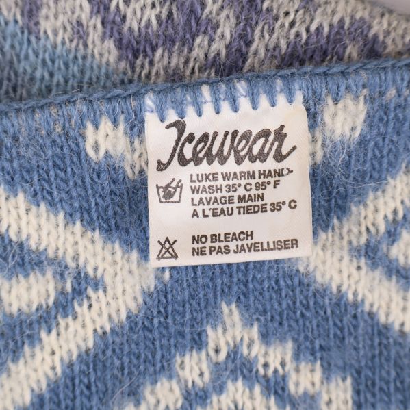 Icewear-etikett med tvättråd på halsdukens insida
