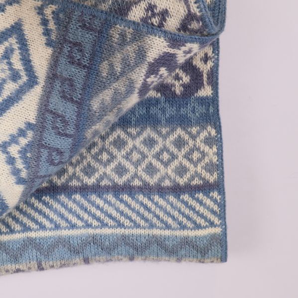 Baksidan av halsduk visar mönstrets baksida