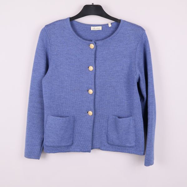 Helbild av blå kofta med rund hals och fickor