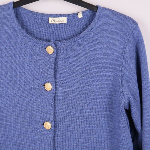 Detalj av blå kofta med guldknappar