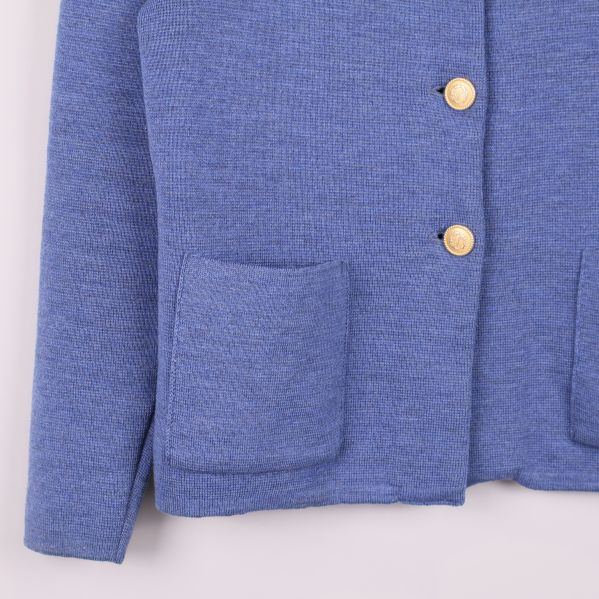 Närbild av koftans fickor framtill