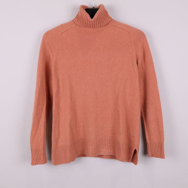 Aprikos polotröja med polokrage och ribbade muddar framifrån