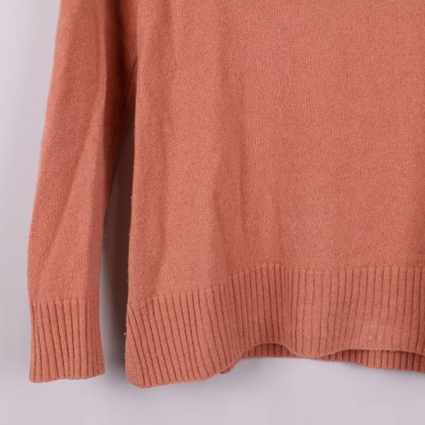 Detalj av ribbad mudd och nederkant på polotröjan