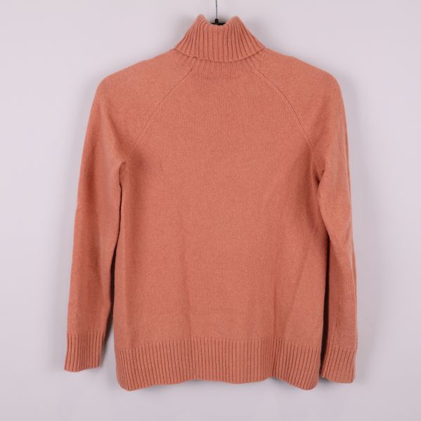 Aprikos polotröja med enkel design sedd bakifrån