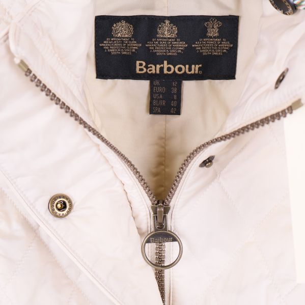 Nära på dragkedja och Barbour-logga på insidan