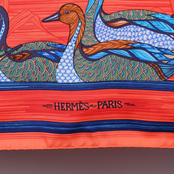 Hermès-Paris logotyp på scarves kant i närbild