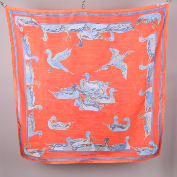 Scarf med blå fåglar sedd bakifrån