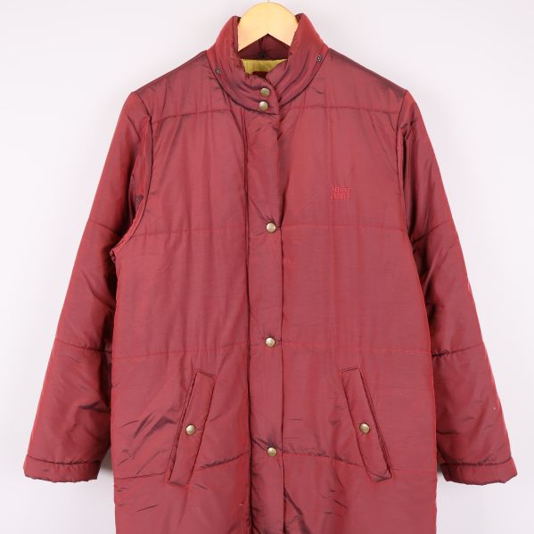 Närbild av kappans överdel och fickor framtill