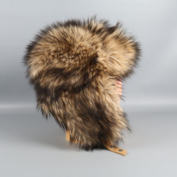 Fuskpälsmössa fotograferad från sidan med öronlapp