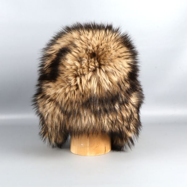 Fuskpälsmössa fotograferad bakifrån med hela pälsytan synlig