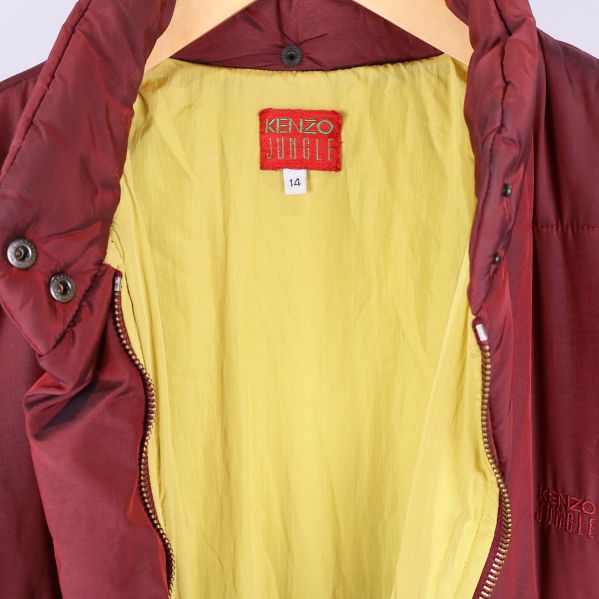 Kenzo Jungle-märke på insida av kappans krage och gul foder