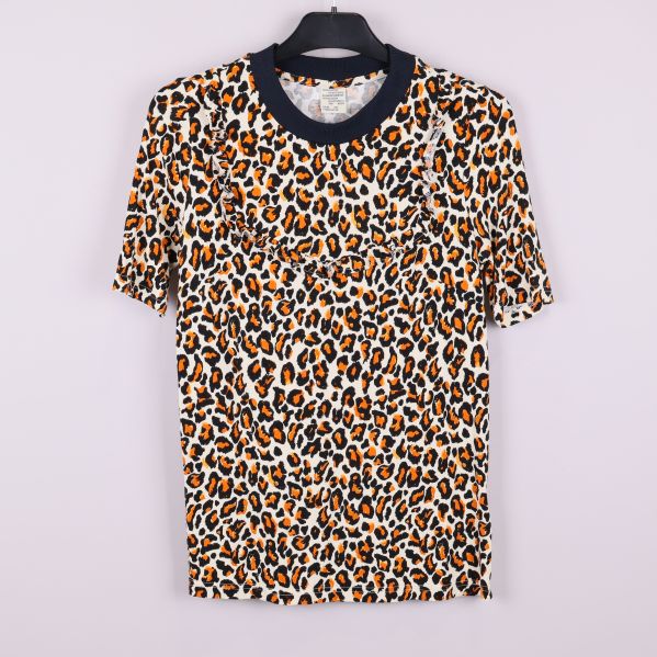 Leopardmönstrad t-shirt med mörk rund krage framifrån